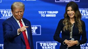 Tổng Thống Donald Trump ủng hộ Bộ trưởng An ninh Nội địa Kristi Noem giữa làn sóng biểu tình nhập cư