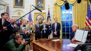 Tổng Thống Donald Trump ân xá cho tội phạm tài chính