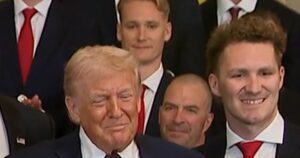 Tổng Thống Donald Trump nhận gậy khúc côn cầu vàng từ đội Florida Panthers