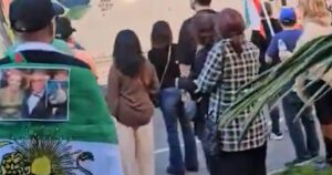 Xe U-Haul lao vào đám đông biểu tình chống Iran 14 Xe U-Haul lao vào đám đông biểu tình chống Iran