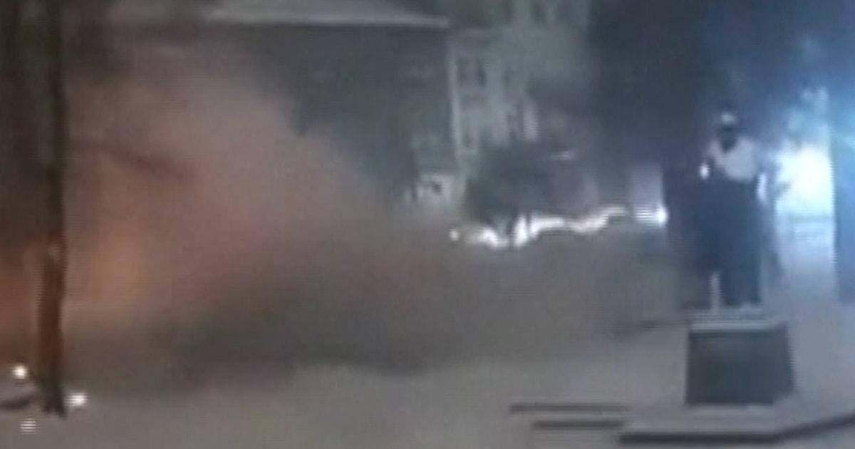 Video ghi lại cảnh máy bay không người lái đâm vào sân chơi ở Ukraine 1 vert thumb.00 00 03 27.Still005