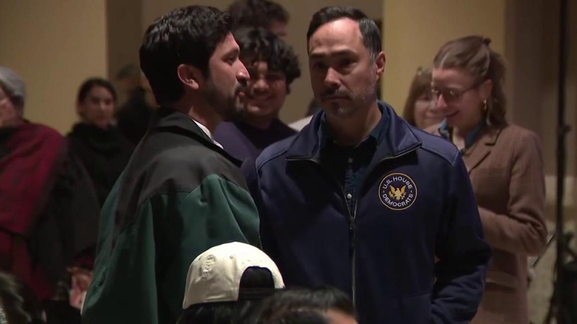 Dân biểu Texas đòi ICE thả bé trai 5 tuổi bị giam ở Dilley 1 video 2026 01 28t220646.970