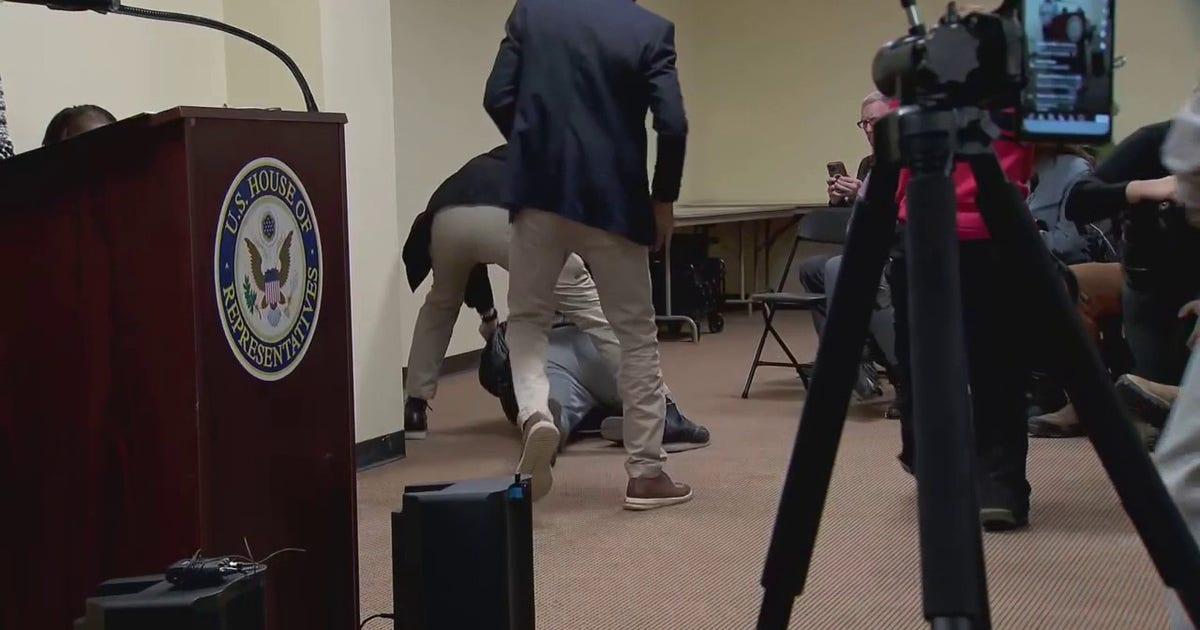 Nữ Dân Biểu Ilhan Omar bị tấn công bằng kim tiêm tại buổi họp dân 1 video 21 1