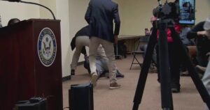 Nữ Dân Biểu Ilhan Omar bị xịt chất lỏng vào người tại buổi họp dân