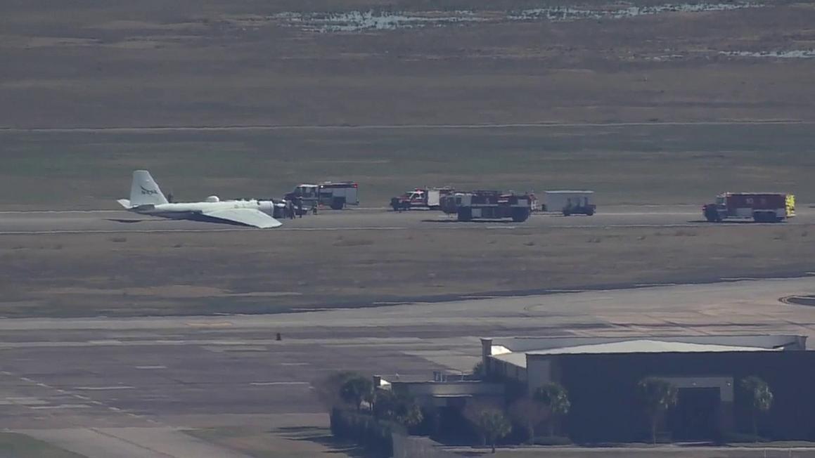 Thiết bị hạ cánh máy bay NASA gặp sự cố khi hạ cánh tại sân bay Ellington, Houston 1 video 24