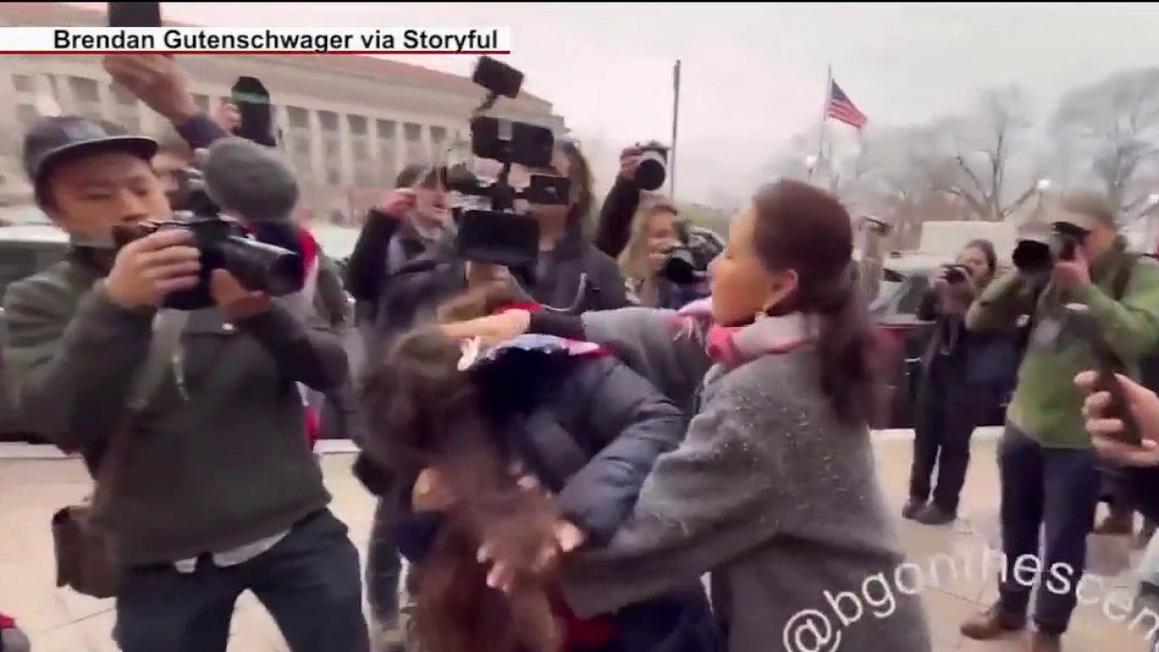 Xô xát tại cuộc biểu tình kỷ niệm ngày 6 tháng Giêng 1 video shows brawl between protesters at jan. 6 anniversary rally