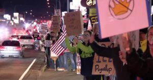 Người biểu tình tại Washington phản đối vụ nổ súng của ICE