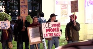 Người biểu tình phản đối ICE xuống đường tại Washington 34 Người biểu tình phản đối ICE xuống đường tại Washington