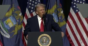 Tổng Thống Donald Trump dọa dùng Đạo luật Nổi dậy vì vụ nổ súng liên quan ICE