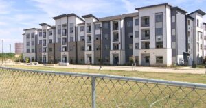 Dự án nhà ở gây tranh cãi ở Houston chuẩn bị được đưa vào sử dụng