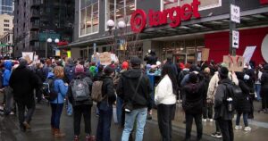 Người biểu tình Seattle tham gia ngày hành động quốc gia 'ICE Out' 35 Người biểu tình Seattle tham gia ngày hành động quốc gia ‘ICE Out’