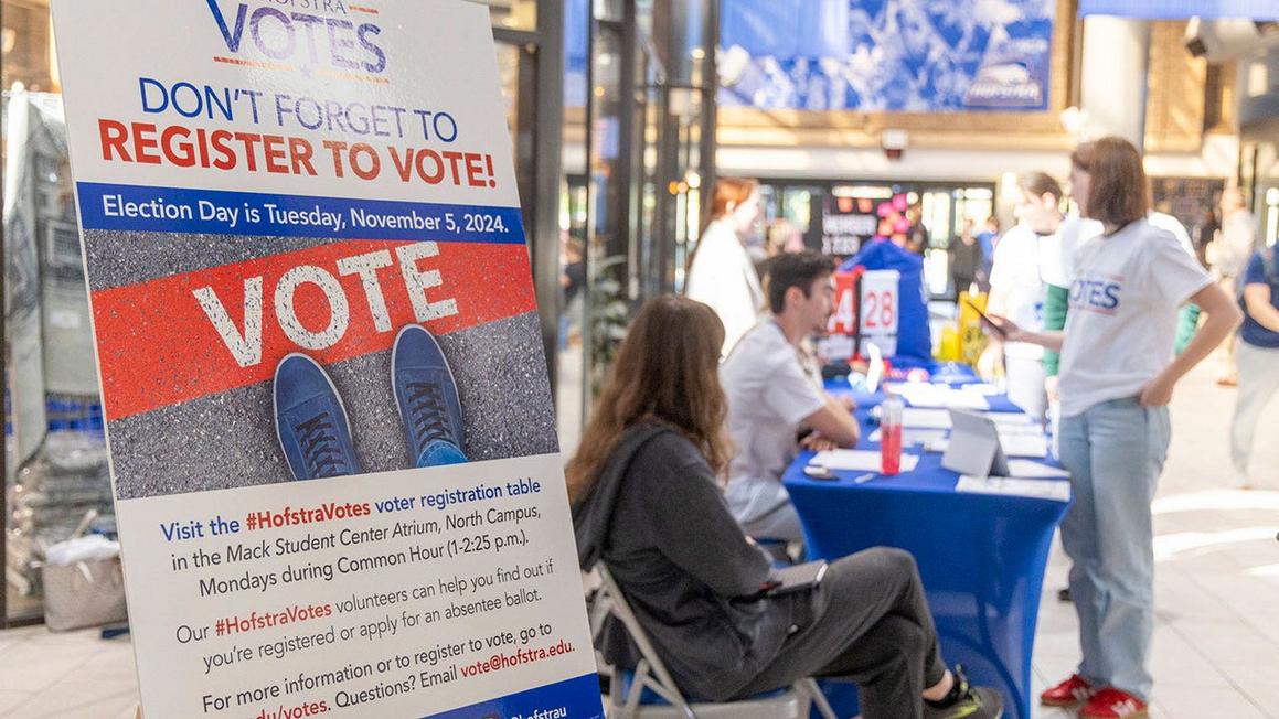 Dân Chủ tăng cường vận động cử tri trước thềm bầu cử giữa kỳ 1 voter registration college campus