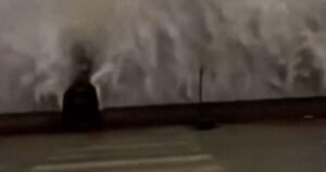 Thị trưởng Taormina và nhóm bị sóng dữ cuốn trôi