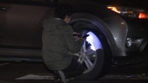 Hơn chục xe bị hư hại do ổ gà ở Los Angeles