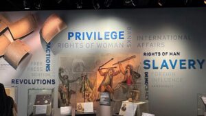 Smithsonian Báo Cáo cho Tòa Bạch Ốc về Triển Lãm, Đáp Ứng Áp Lực