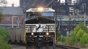 Lợi nhuận Norfolk Southern giảm 12% giữa chi phí sáp nhập và bất ổn kinh tế