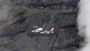 Nhân viên cứu hộ tìm thấy xác máy bay trực thăng mất tích gần núi lửa Nhật Bản