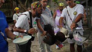 Cộng đồng Santero tại Cuba cầu nguyện cho hòa bình giữa lúc căng thẳng với Mỹ gia tăng 21 Cộng đồng Santero tại Cuba cầu nguyện cho hòa bình giữa lúc căng thẳng với Mỹ gia tăng