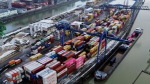 Kinh tế Châu Âu tăng trưởng khiêm tốn, đồng đô la yếu đe dọa