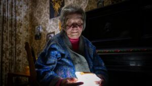 Người dân Ukraine chống chọi giá rét trong lúc chờ khôi phục điện 9 Người dân Ukraine chống chọi giá rét trong lúc chờ khôi phục điện