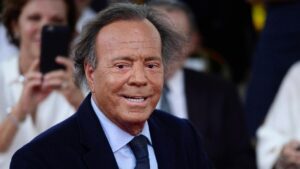 Julio Iglesias Phủ Nhận Cáo Buộc Xâm Hại Tình Dục