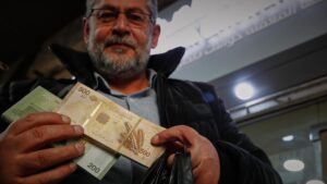 Syria lưu hành tiền tệ mới sau khi chính quyền Assad sụp đổ 6 Syria lưu hành tiền tệ mới sau khi chính quyền Assad sụp đổ