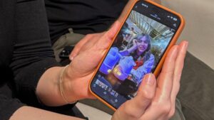 Gia đình người biểu tình Iran tìm xác trong đống thi thể, chôn cất vội vàng