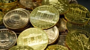 Người dân đổ xô mua bán vàng khi giá kim loại quý lập đỉnh mới