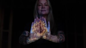 Nảy mầm hy vọng từ đống tro tàn: Người phụ nữ trồng hoa hướng dương sau thảm họa cháy rừng 33 Nảy mầm hy vọng từ đống tro tàn: Người phụ nữ trồng hoa hướng dương sau thảm họa cháy rừng