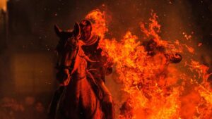 Tục lệ Tây Ban Nha: Ngựa phi qua lửa và thú cưng vào nhà thờ