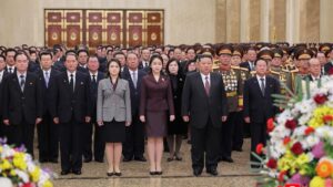 Con gái Kim Jong Un viếng lăng mộ gia tộc, củng cố vị thế người kế nhiệm? 2 Con gái Kim Jong Un viếng lăng mộ gia tộc, củng cố vị thế người kế nhiệm?