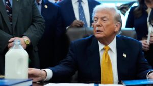 Tổng Thống Donald Trump thông qua luật cho phép sữa nguyên kem trong bữa ăn học đường 21 Tổng Thống Donald Trump thông qua luật cho phép sữa nguyên kem trong bữa ăn học đường