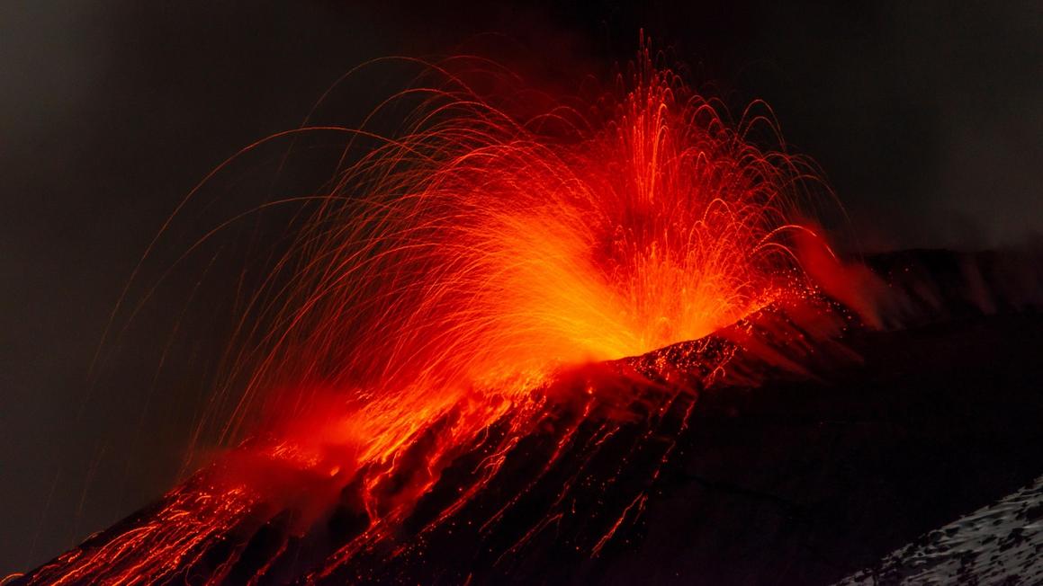 Hướng dẫn viên núi lửa Etna phản đối quy định an toàn mới