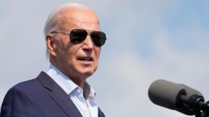 Quà tặng ngoại giao đắt giá năm 2024: Tranh, vòng cổ, xe đạp…