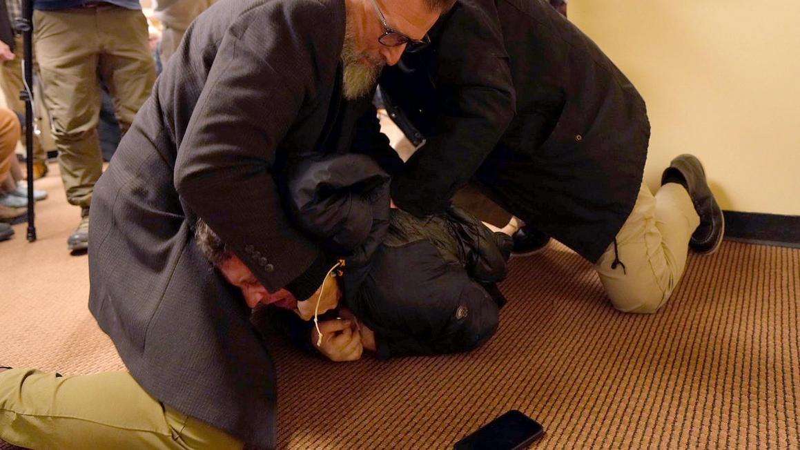 Nghi Sĩ Hoa Kỳ Ilhan Omar Bị Phun Chất Lạ Tại Buổi Họp Dân Biểu 1