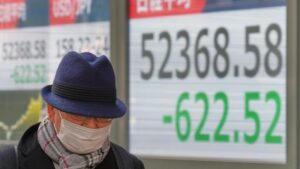 Cổ phiếu châu Á lao dốc, vàng lên đỉnh do căng thẳng thương mại