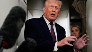 Tổng Thống Donald Trump đến Detroit để quảng bá về sản xuất