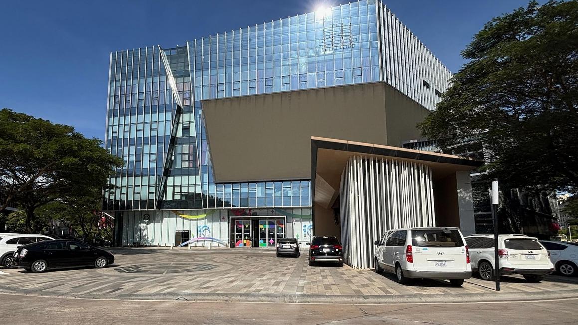 Tỷ phú gốc Hoa bị dẫn độ từ Campuchia về Trung Quốc vì nghi phạm tội phạm mạng 1