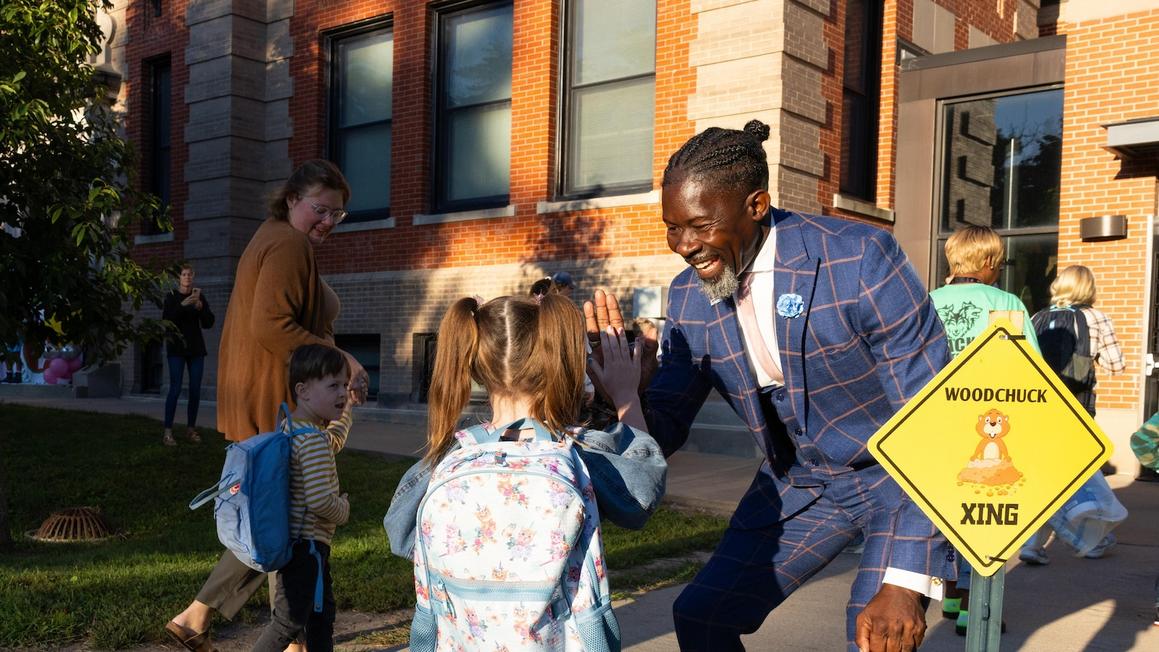 Cựu Giám đốc Sở học vụ Iowa dự kiến nhận tội khai man là công dân Mỹ 1