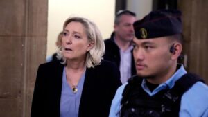 Bà Marine Le Pen thừa nhận ‘sai sót’ trong phiên tòa bê bối EU