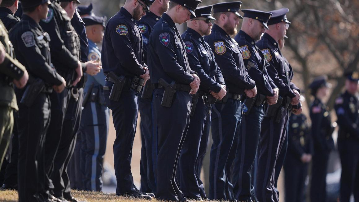 Số lượng cảnh sát tử vong khi làm nhiệm vụ giảm 25% 1