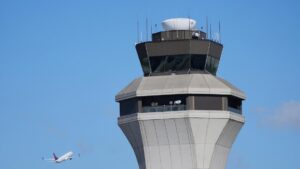 Xe ô tô đâm vào lối vào sân bay Detroit, làm 6 người bị thương