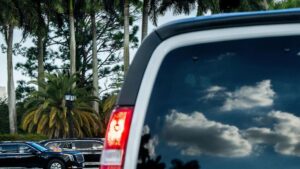 Đoàn xe của Tổng Thống Donald Trump phải đổi lộ trình vì ‘vật khả nghi’