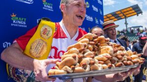 Hãng bán xúc xích Nathan’s Famous được bán với giá 450 triệu USD