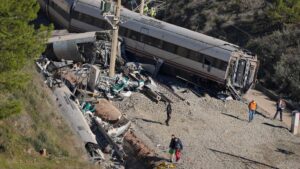 Bé gái 6 tuổi sống sót kỳ diệu sau thảm họa tàu hỏa ở Tây Ban Nha