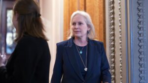 Thượng Nghị Sĩ hai đảng cùng nỗ lực cấm giao dịch cổ phiếu của các nhà lập pháp 27 Thượng Nghị Sĩ hai đảng cùng nỗ lực cấm giao dịch cổ phiếu của các nhà lập pháp