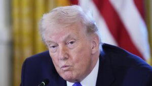 Sau khi đồng minh Cuba bị lật đổ, Tổng Thống Donald Trump cảnh báo Havana