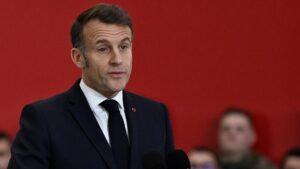 Tổng thống Pháp Macron ‘cười trừ’ về tình trạng mắt ‘vô hại’ khi phát biểu trước quân đội