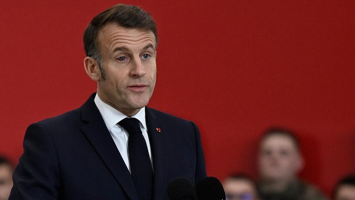 Tổng thống Pháp Macron 'cười trừ' về tình trạng mắt 'vô hại' khi phát biểu trước quân đội 1