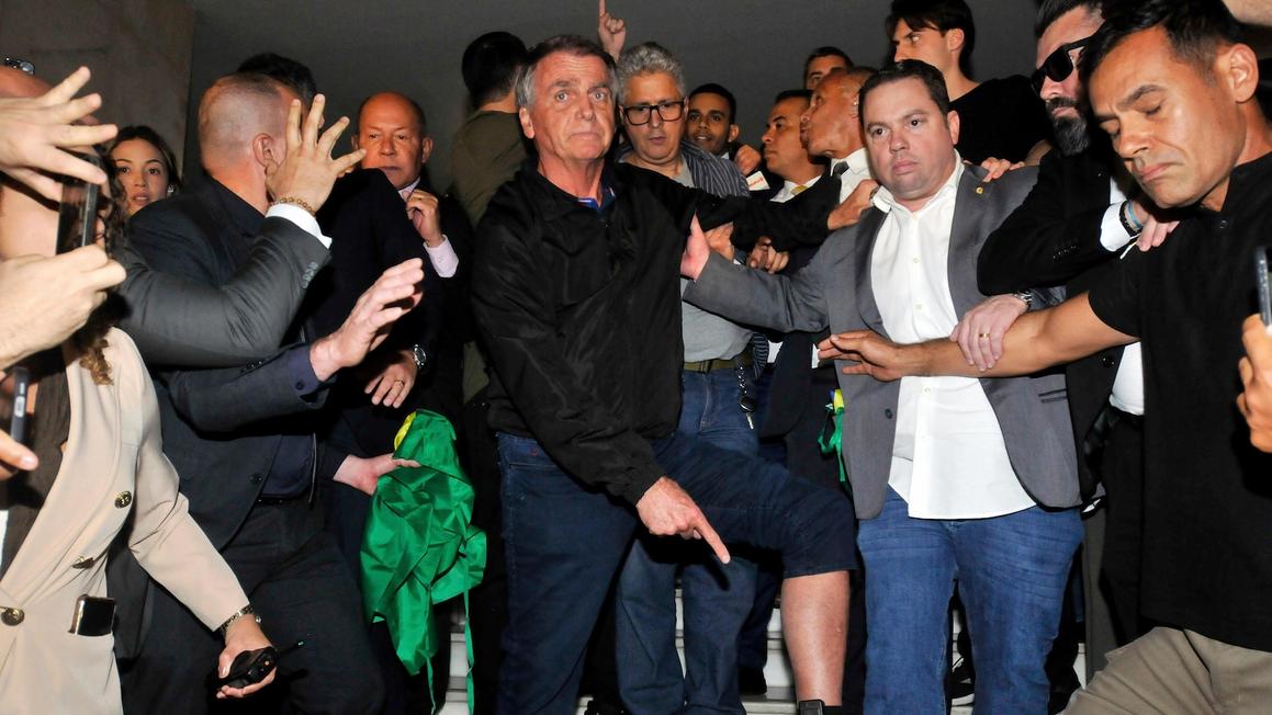 Cựu Tổng Thống Brazil Bolsonaro ra viện để kiểm tra y tế